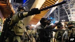 香港防暴警察在一个商场内驱散抗议人群。(2019年12月26日)