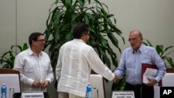 Humberto de La Calle (phải), trưởng đoàn đàm phán của chính phủ Colombia, bắt tay Ivan Marquez, quan chức đàm phán trưởng của FARC, trong khi Bộ trưởng Ngoại giao Cuba Bruno Rodriguez đứng nhìn, ở Havana, Cuba, ngày 12 tháng 11, 2016.