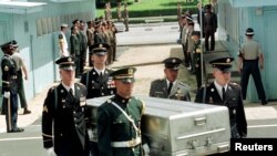Hài cốt lính Mỹ được phía Bắc Triều Tiên trao trả vào năm 1998