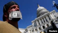 Ông John Zangas, một công chức chính phủ liên bang biểu tình gần Trụ sở Quốc hội chống lại việc chính phủ đóng cửa, ngày 2/10/2013.