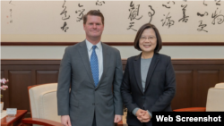 2020年2月20日,台湾总统蔡英文在总统府会见到访的美国国防部前印太安全事务助理部长薛瑞福。(照片来源:台湾总统府)