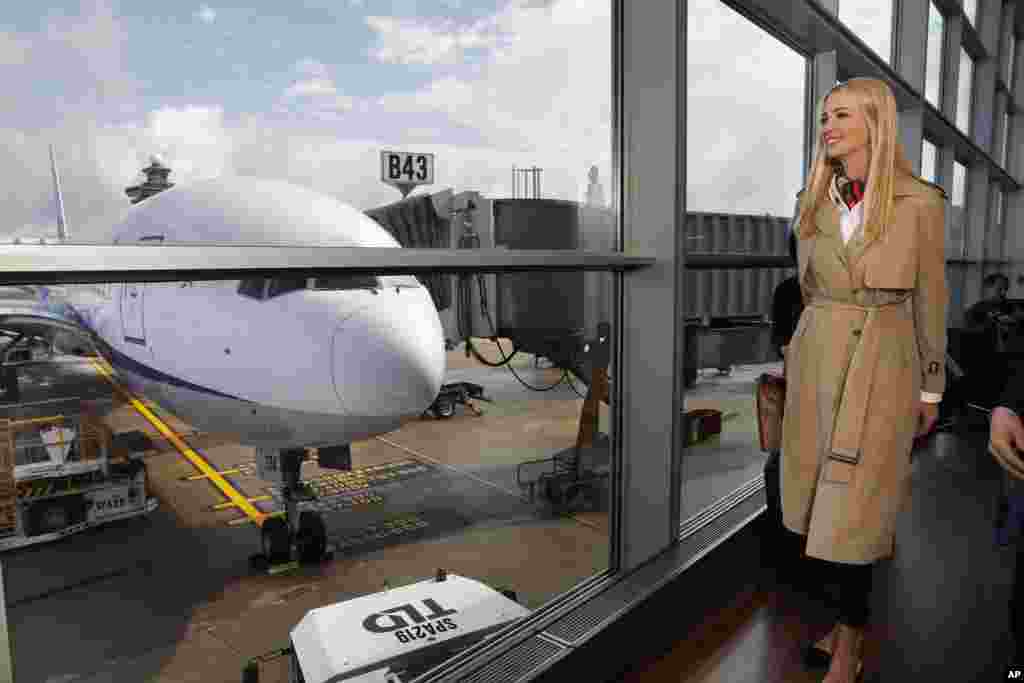 2019年4月13日,白宫高级顾问伊万卡·特朗普在美国维吉尼亚州斯特林的杜勒斯国际机场,准备登上商业航班前往非洲。此前,美国第一夫人梅拉尼娅·特朗普也曾访问过非洲,致力于倡导儿童健康。