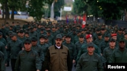 马杜罗和委内瑞拉国防部长等军方高级将领在加拉加斯的一处军事基地参加一次仪式。(2019年5月2日)