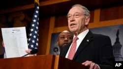 资料照:参议院财政委员会主席、爱奥华州联邦参议员格拉斯利在国会山的一次记者会上讲话。(2018年12月19日)