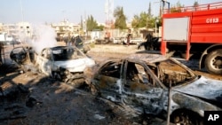 Hình ảnh của hãng thông tấn chính thức SANA cho thấy những chiếc xe ô tô bị phá hủy sau vụ nổ vào một trường đại học ở Aleppo, Syria, 15/1/2013.