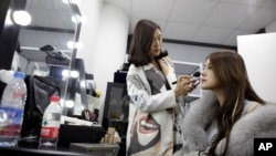 23岁的张琪格准备从上海的一处网络演播室开始她的视频直播。(2016年2月19日)