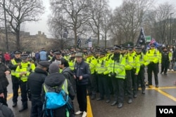 2月8日伦敦警方与示威者商讨在场示威的秩序安排。 (摄影:美国之音郑乐捷)