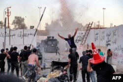 伊拉克警察试图驱散在瑞典驻巴格达大使馆外的抗议者。(2023年7月20日)