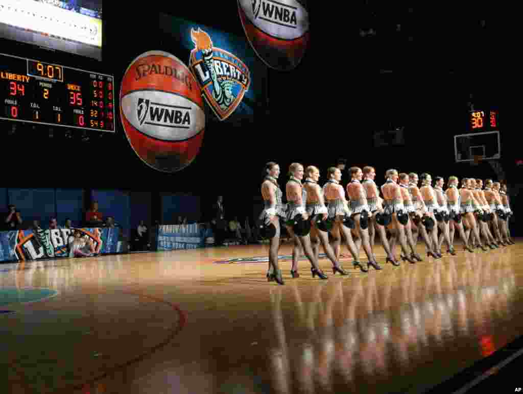 火箭女郎舞蹈团( The Radio City Rockettes )在纽约无线电城音乐厅举行球队比赛中场表演(2004年)