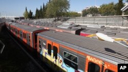 Xe lửa đậu tại một nhà ga trong cuộc đình công 24 tiếng đồng hồ phản đối biện pháp kiệm ước mới