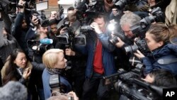 瑞典检察官在抵达厄瓜多尔大使馆是时被记者包围(2016年11月14日)