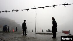 在中国与印度锡金邦交界的乃堆拉山口执勤的中国边防军人(2006年7月,资料照片)