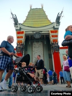 中国戏院世界游客如织(美国之音国符拍摄)