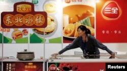 在中国上海一个食品展销会上的三全食品公司水饺制品展销台上。(2012年9月6日)