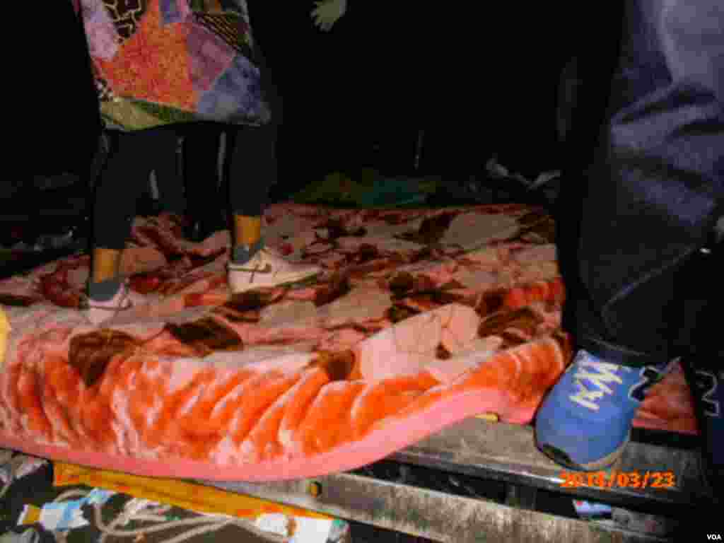 学生将面被覆盖在铁刺障碍物上(美国之音申华拍摄)