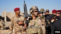 2016年11月3日,伊拉克政府军将领在警卫守护下聚集在摩苏尔城边的戈亚里,举行宣布胜利的记者会。(美国之音德特默拍摄)