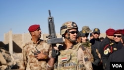 2016年11月3日,伊拉克政府军将领在警卫守护下聚集在摩苏尔城边的戈亚里,举行宣布胜利的记者会。(美国之音德特默拍摄)