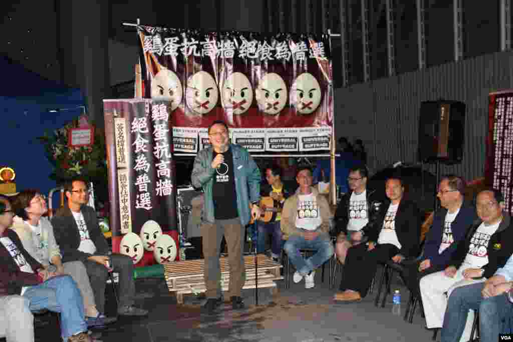 香港泛民在中环展开“绝食争普选”行动的第三晚现场(美国之音图片/海彦拍摄)