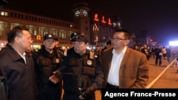 时任公安部部长傅政华(右二)在北京站巡视(2012年5月6日)