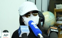 被控偷越边境的李子贤妈妈李太太表示,儿子的控罪最高刑罚监禁一年, 希望法庭判刑愈轻愈好,让儿子可以在一个多月后的农历新年前返回香港 (美国之音/汤惠芸)