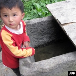 用水困难,水缸已经见底