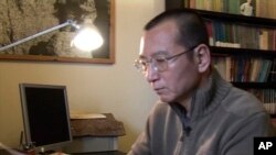 视频截图显示刘晓波在家里阅读一个文件(2008年1月6日)