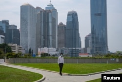 资料照：一名男子行走在空空荡荡的香港金融区。（2020年3月27日）