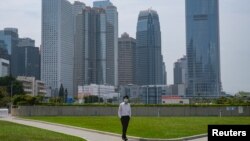 一名戴着口罩的男子行走在空空荡荡的香港金融区。(2020年3月27日)