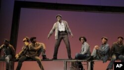 著名的百老汇舞台根植美国本土