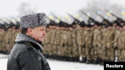 Tổng thống Ukraine Petro Poroshenko tham dự một buổi lễ giao vũ khí, thiết bị quân sự, và máy bay cho quân đội tại một trường bắn bên ngoài Zhytomyr 5/1/2015.