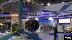 2013年8月莫斯科航展上的乌克兰马达西奇飞机发动机公司展台。俄罗斯官员透露,中国与俄罗斯计划联合研制的重型直升机考虑采用西奇公司的发动机。(美国之音白桦拍摄)
