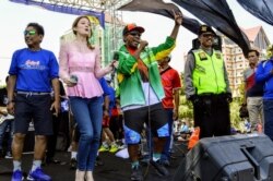 Andrea Decker satu panggung dengan kelompok dangdut di Indonesia (dok: Andrea Decker)