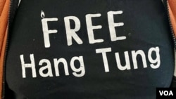 有香港市民身穿印上“释放邹幸彤”的T恤到法庭旁听,进入法庭时以外套遮盖。 (美国之音照片)