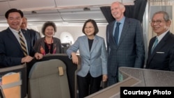 台湾总统蔡英文8月12日过境美国洛杉矶,美国在台协会主席莫健(右二)与台湾驻美代表高硕泰(右一)登机迎接