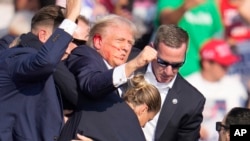 FBI证实特朗普在袭击事件中遭子弹击中,解答了有关对特朗普伤势的质疑。