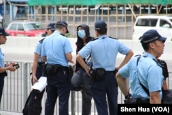 2019年7月7日警察在西九龙高铁车站外对一名行人进行盘查 (美国之音记者申华拍摄)