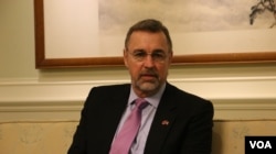 美国联邦众议院外交委员会亚太小组主席邵建隆议员(美国之音李逸华摄)