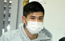 12港人关注组成员、荃湾区议员岑敖晖引述被判监7个月的郑子豪的父亲所讲,12港人怀疑是被香港政府,用两架飞行服务队的侦察机设局合谋”送中” ,他们被判监”一日都嫌多”,而且整个审讯过程都是不公平、不公开,可以说是"冤狱"。 (美国之音/汤惠芸)