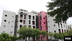 刘发贵所在的位于新北市的板桥荣民之家。荣民是“荣誉国民”的简称,多指曾参加抗日战争或国共内战后随中华民国政府迁台的外省籍退役军人。荣民之家是给他们提供照料服务的安养机构。