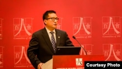 美国华裔精英组织“百人会”现任会长吴华扬( Frank Wu)在百人会组织的公益活动上发表讲话