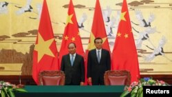 中国国务院总理李克强与越南总理阮炳福(左)在中国北京人民大会堂举行签字仪式(资料照片)。