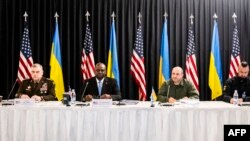 从左至右:美国参联会主席米利将军、美国国防部长奥斯汀、乌克兰国防部长乌梅罗夫参加在拉姆施泰因空军基地举行的乌克兰防务联络组会议。(2023年9月19日)