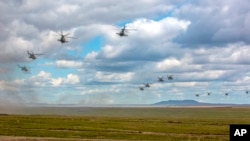 俄罗斯国防部新闻司提供的图片显示参加演习的俄军直升机在东西伯利亚的赤塔地区飞行。(2018年9月11日)