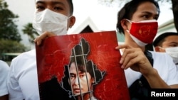 缅甸民众手举昂山素季画像聚集在泰国曼谷的联合国机构前。(2021年2月2日)