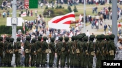 白俄罗斯反对派示威抗议总统选举结果的活动中,执法人员保持戒备。(2020年8月23日)