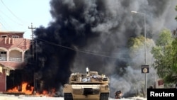 一辆伊拉克军车与“人民动员阵线”(PMF)一起出现在泰勒·阿法尔市对抗“伊斯兰国”激进分子的战斗中。(2017年8月26日)