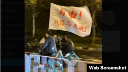 河南郑州日前掀起大学生夜骑自行车前往邻近城市开封的热潮。(照片来自X社媒“李老师不是你老师”博主发布的照片。2024年11月10日)