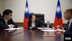 台湾总统蔡英文与美国总统当选人川普进行越洋电话。( 台湾总统府提供)