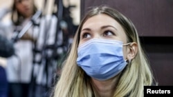 资料照片:乌克兰记者维多利亚·罗什奇娜在首都基辅参加法庭听证。(2021年10月12日)