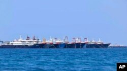 众多中国船只停泊在南中国海有争议的牛轭礁附近。（2021年3月7日）